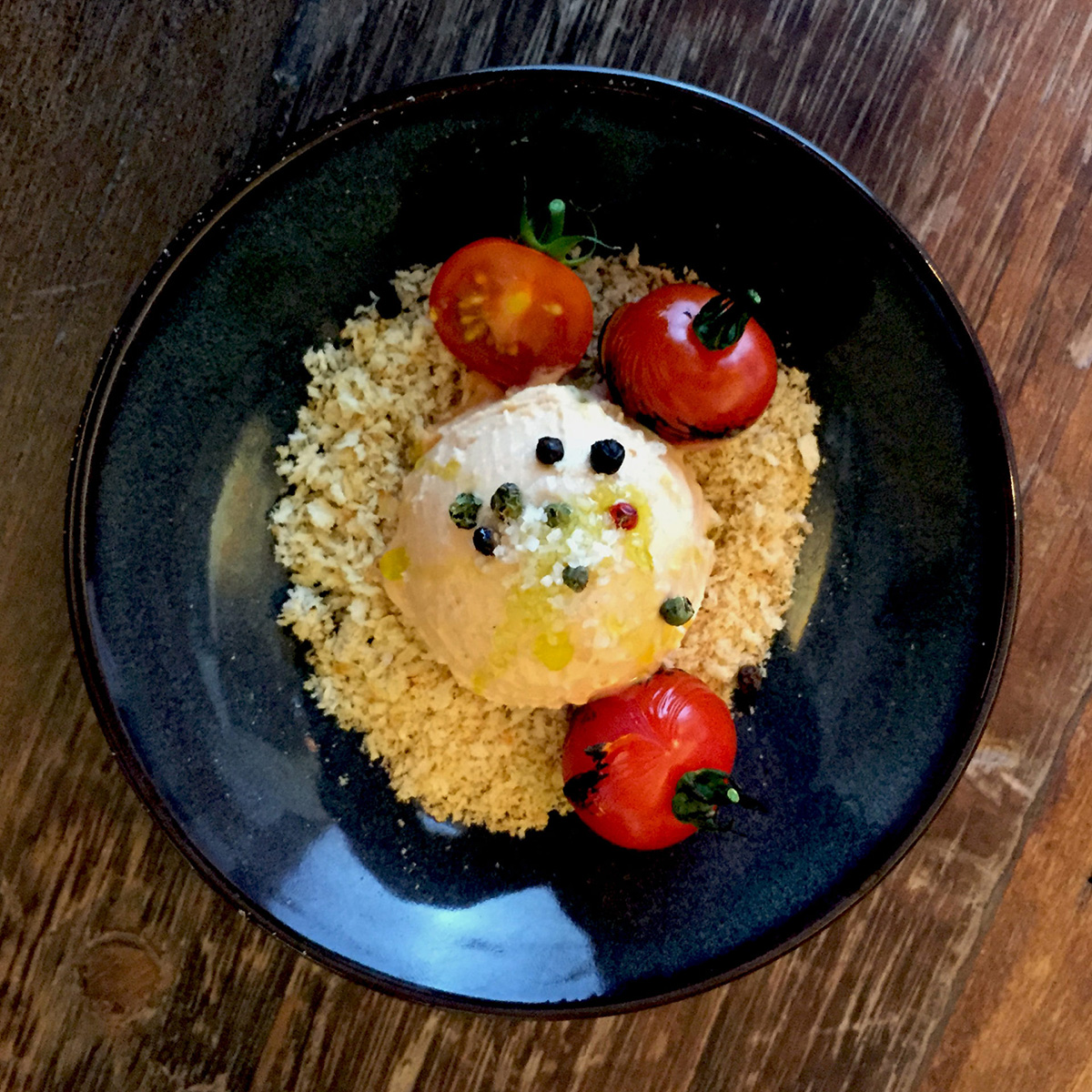 Helado cremoso de aove de tomatitos maduros en rama con panko y aceite de oliva virgen extra de cosecha temprana